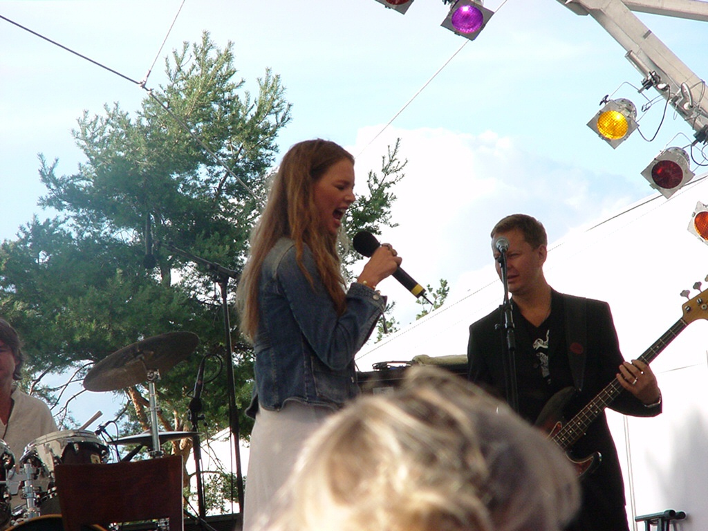 RebekkaBakkenAndBand2005-08-07AutostadtWolfsburgGermany (1).JPG